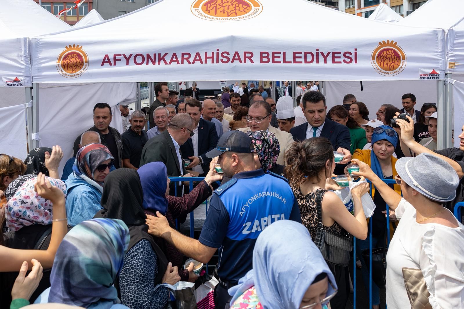 Geleneksel 40 Hatimli Şifalı Aşure Dağıtımı Coşkuyla Gerçekleşti